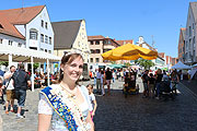 Spargelkönigin Martina II.vertrat ihre diesjährige Kollgin, die in Südtirol weilte(©Foto: Martin Schmitz)